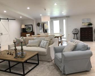 Welcome to the Big Sky Barndominium! Shortcuts to shopping! - Round Top - Living room