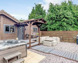 Orchard Retreat Staycation, Pet Friendly, With Hot Tub In Kirton - Boston - Patio