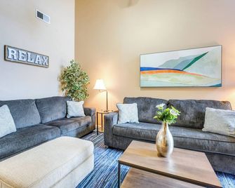 Horn Lake Vacation Rental about 14 Mi to Memphis! - Horn Lake - Living room