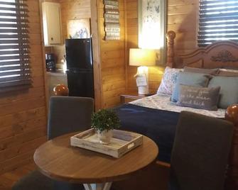 Charming Waterfront Cabin On The Oconaluftee River in Cherokee NC! - Whittier - Bedroom