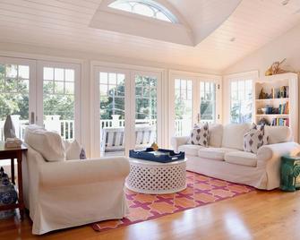 Seaside Serenity: Newly renovated ocean breeze home - minutes' walk to the beach - Shelter Island Heights - Obývací pokoj