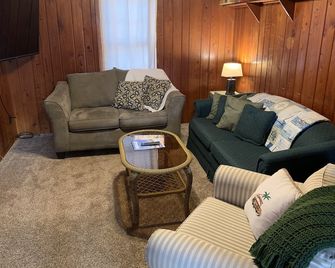 Pirate's Quarters - Kitty Hawk - Living room