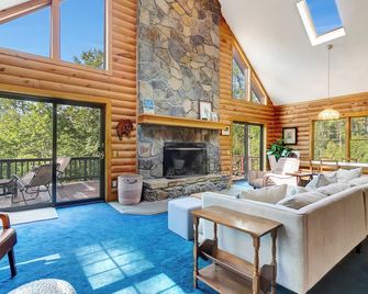 18+ acres! Sun drenched 5 bedroom. 12 min from Okemo! VAST trails 5 min away! - Weston - Living room