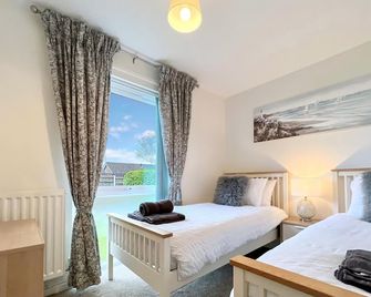 A lovely coastal property boasting private parking. - Cromer - Bedroom