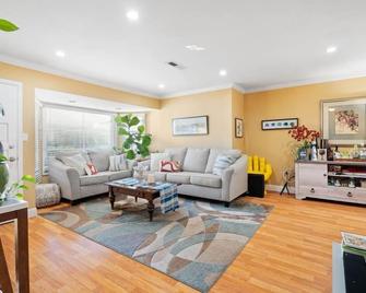 Charming 3-bedroom house with WiFi and AC in Santa Clara - 聖克拉拉 - 客廳