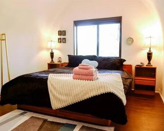 Curlew Earth Home 2BD w/ Valley & Mountain Views - Republic - Habitación