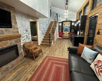 Gondola34 - Poconos most unique tiny cabin! 2 minutes to JFBB Ski & dinning! - Lake Harmony - Living room