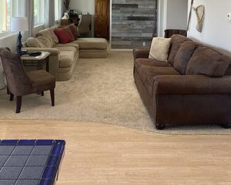 Colorado River Retreat w/ RV spot - Parker - Living room