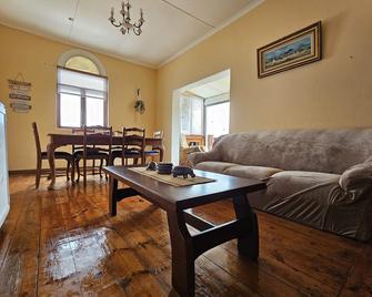 Historical Sea view apartment close to Mosselbay Point, shops & lighthouse - Mossel Bay - Wohnzimmer