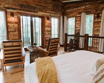 The Water Villa - New! @millcreekcabinswi - Richland Center - Bedroom