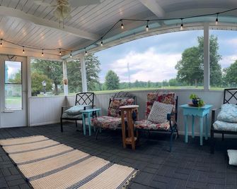 Cozy 3-bedroom country house minutes from Knox and Monmouth Colleges! - Galesburg