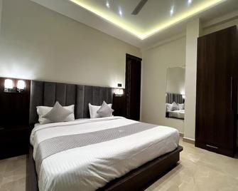 Hotel Majestic Grand By Mng Rooms - Канпур - Спальня