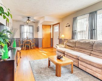 1 Mi to Route 66: Home w/ Large Yard! - Lincoln - Huiskamer