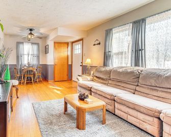 1 Mi to Route 66: Home w/ Large Yard! - Lincoln - Obývací pokoj