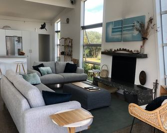 Sun drenched, fully fenced, relaxing family home - Omaha - Sala de estar