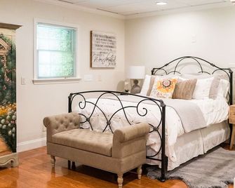 Updated and renovated Hideaway Apartment with brand-new kitchen! Charming! - Gordonville - Bedroom