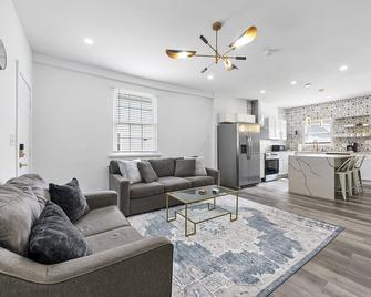 Centrally located, just minutes away from 4th St, Short North, DT and OSU! - Columbus - Living room