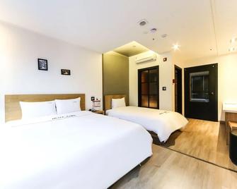 Andong Okdong Stay - Andong - Camera da letto