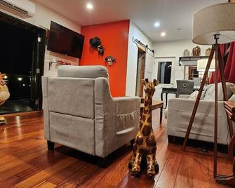 Unique experience, forest house, wild life viewing, Hot Tub/fire pit, pool tbl. - Duncan - Sala de estar
