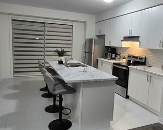 First Class Ensuite Room - Brantford - Kitchen