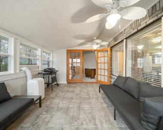 Spectacular lake view with a huge deck and a Hot Tub. - Pryor - Living room
