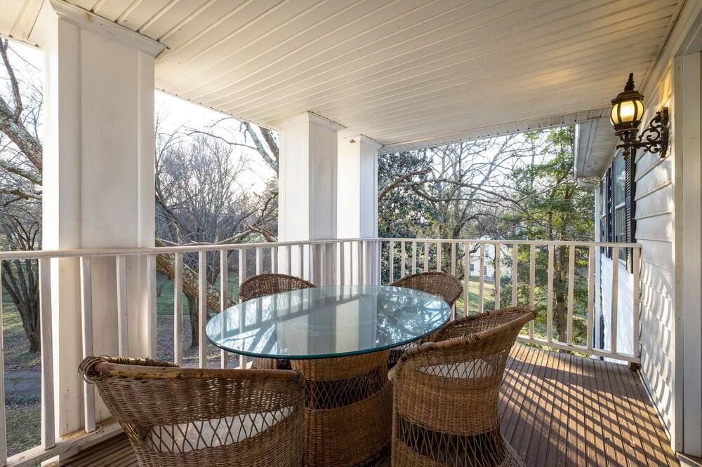 Southern Charm meets Old World Hospitality - ناشفيل (تينيسي) - شرفة