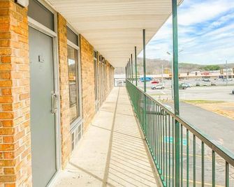 Regal Inn Guntersville Hwy 431 - Ґантерсвілл - Балкон