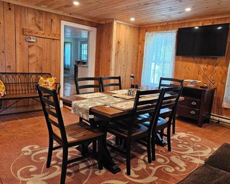 Charming 3-bedroom renovated farmhouse in Cooperstown with Wi-Fi and AC - Cooperstown - Jídelna
