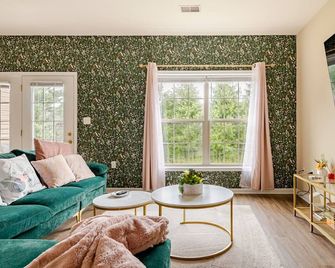 A thoughtfully designed 3-bedroom, 2.5-bath townhome tailored for travelers. - Chambersburg - Living room