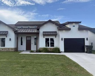Modern 3BR Home- Pergola and Yard Oasis-Pet Friendly - Harlingen - Gebouw