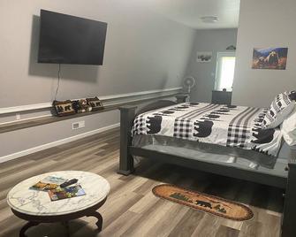Unique barn shaped 2 bedroom cabin in Rogersville TN with AC, WiFi, dogs ok, - Rogersville - Habitación