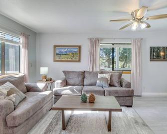 Eagar Vacation Rental Home with Spacious Deck! - Springerville - Living room