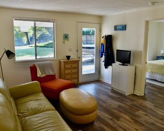 Light, Bright and Cozy with River Views and Access - Gold Beach - Sala de estar