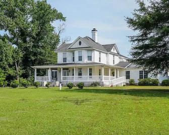 Guest apartment at Historic home on 30 acres only minutes from Lake Gaston - Roanoke Rapids - Budova