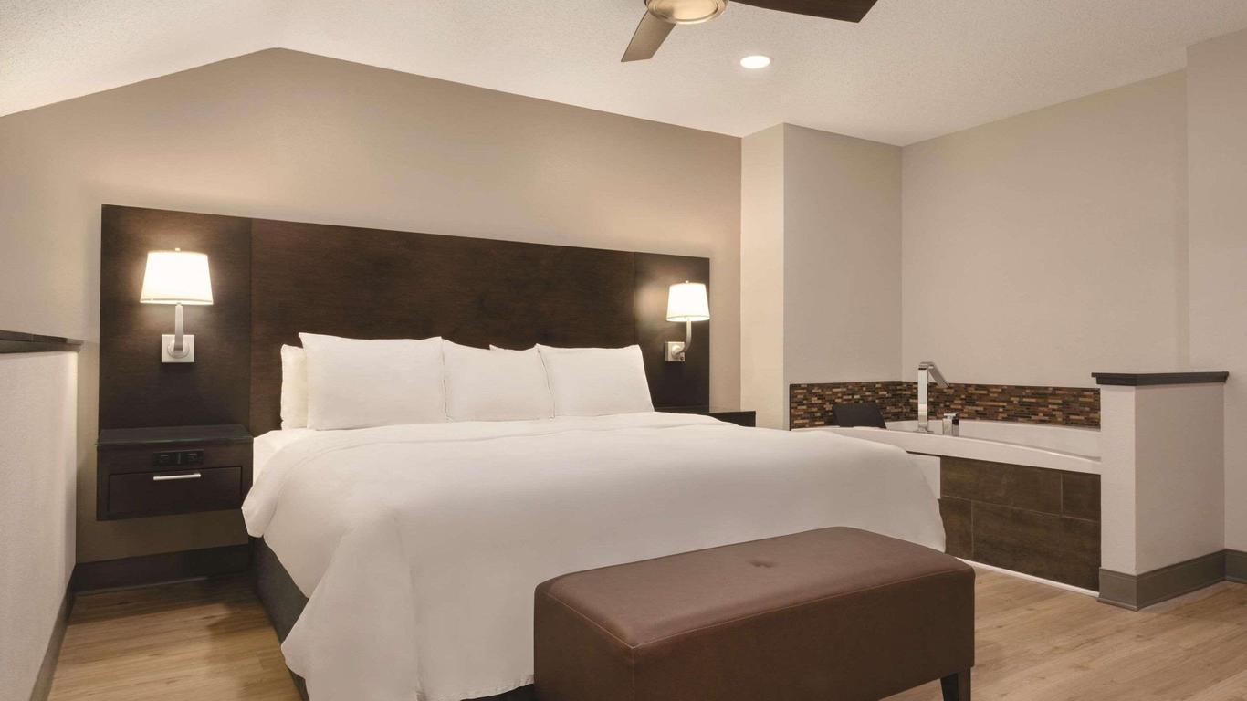 Radisson Hotel & Conference Center Rockford, IL