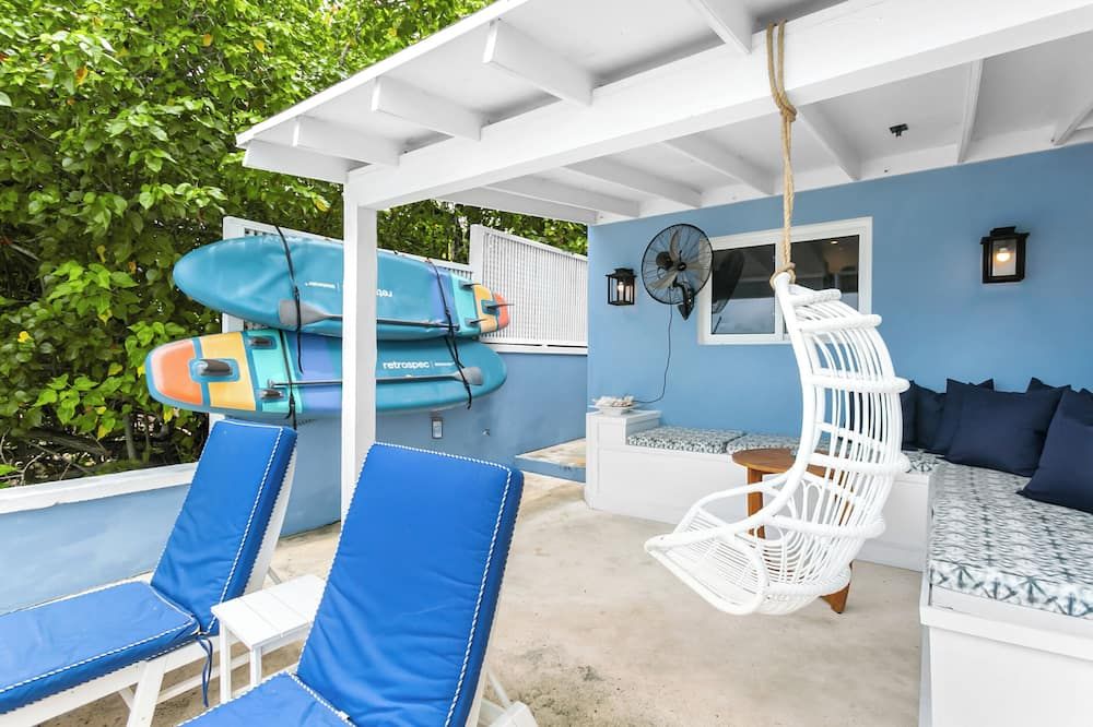 The Blue Bungalow: A charming cottage set above the water in Harbour Island - 던모어 타운 - 파티오