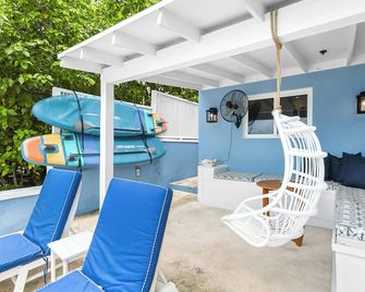 The Blue Bungalow: A charming cottage set above the water in Harbour Island - Dunmore Town - Terasa