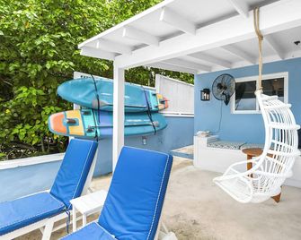 The Blue Bungalow: A charming cottage set above the water in Harbour Island - Dunmore Town - פטיו