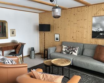 The Absolute Best View in Lauterbrunnen - Lauterbrunnen - Oturma odası