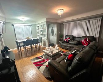 Detroit Luxury Home W/ Game Room - Detroit - Sala de estar