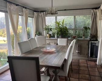 Best property in Benbow with a salt pool-river-redwoods - Garberville - Eetruimte