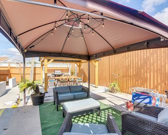 Walk to Beach: Colorful Home w/ Patio in Galveston - Galveston - Patio