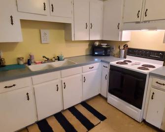 Fantastic Location! Affordable Clean 2br/1ba - West Monroe - Kitchen