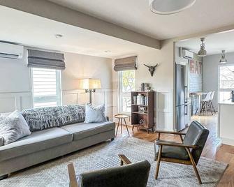 The 4M Favorite House - Stunning & Spotless 2-Bed Apt (#3) - Ann Arbor - Wohnzimmer