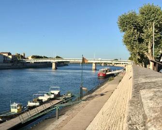 Hotel Porte de Camargue - Arles