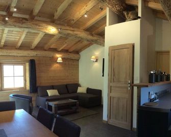 Charming chalet on a ski slope at 5550 feet altitude overlooking the valley; - Valmeinier - Salon