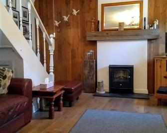 2 Bedroom, Family And Pet-Friendly, Cosy Cottage In Stunning Perthshire - Perth - Obývací pokoj