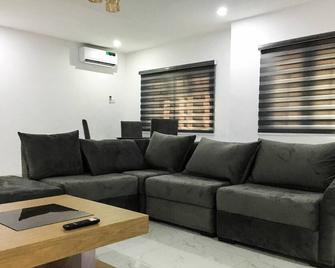Charming & Cozy 1-Bdr Apt - Mini Flat - 247 Power, Kitchen, Wi-Fi, Dstv, Netflix, 5 Mins From The Airports - Ikeja - Living room