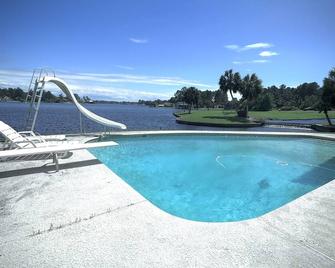 Lake Life Tiny House located on top of the water - Pool - 3 Kayaks - Beautiful! - Douglas - Bazén