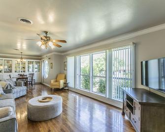 Belle of Belton-Spacious/Central Location/Pool/Hot Tub/Game Room w/ Pool Table - Belton - Вітальня